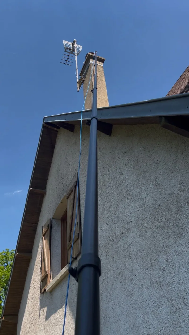 Intervention en hauteur avec perche télescopique depuis le sol