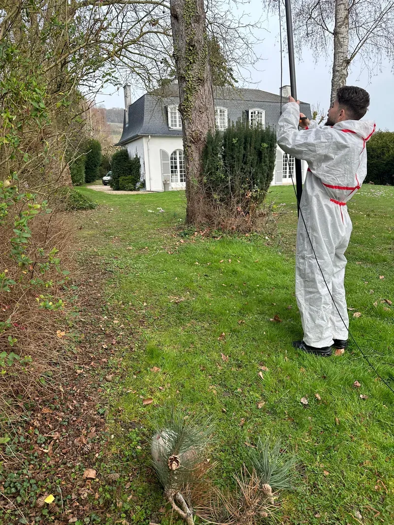 Technicien Allo Nuisible Express traitant un jardin contre les moustiques en Île-de-France
