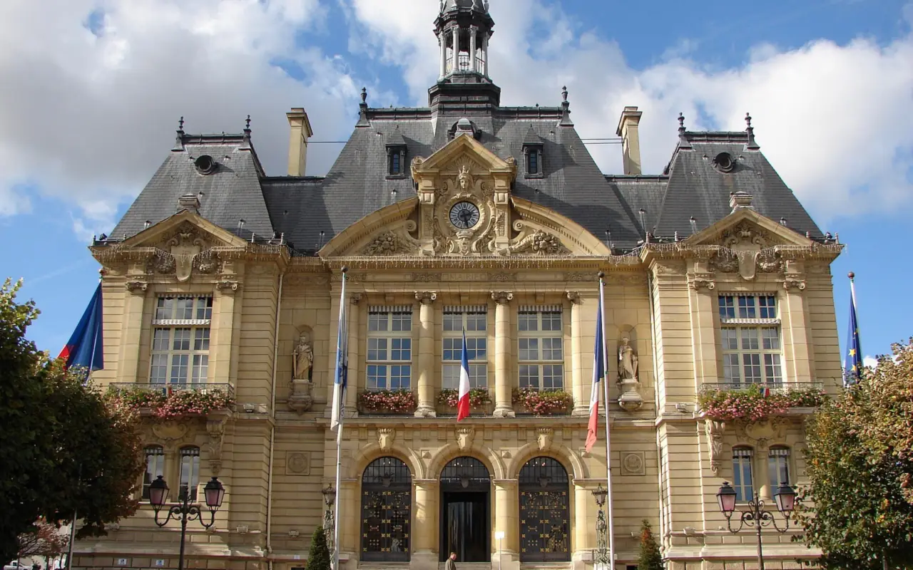 Hôtel de Ville de Suresnes (92150), commune desservie par Allo Nuisible Express